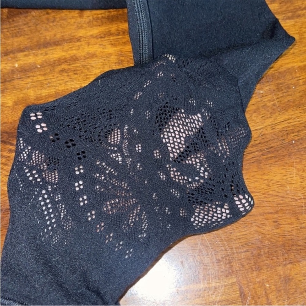 377. EUC (worn a few times) - Lululemon Black Reveal 21” Crop Zen Expression